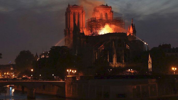 Katedrála Notre-Dame před a po požáru