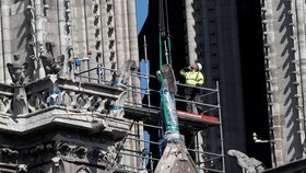 Katedrála Notre-Dame vyfasuje deštník, nyní je ale pro lidi nebezpečnou toxickou skládkou