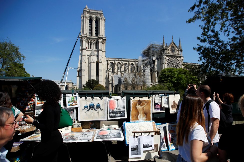 Katedrála Notre-Dame vyfasuje deštník, nyní je ale pro lidi nebezpečnou toxickou skládkou