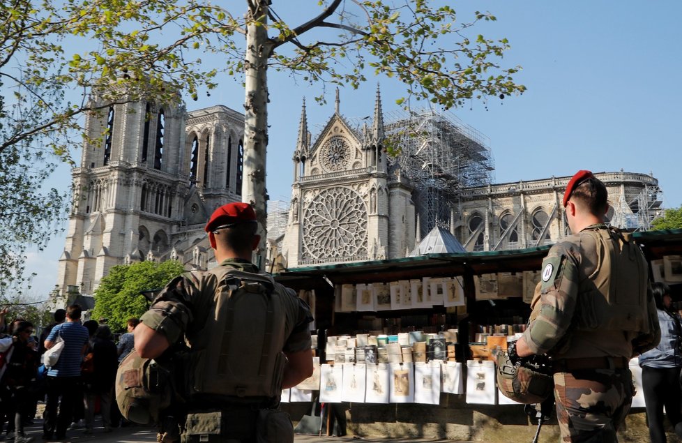 Katedrála Notre-Dame vyfasuje deštník, nyní je ale pro lidi nebezpečnou toxickou skládkou