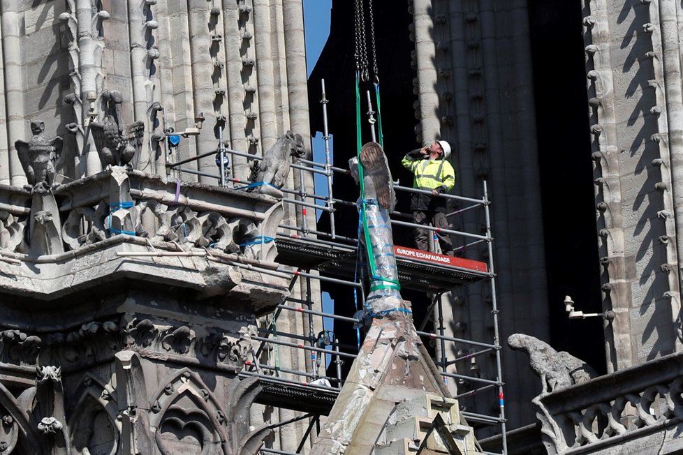 Katedrála Notre-Dame vyfasuje deštník, nyní je ale pro lidi nebezpečnou toxickou skládkou