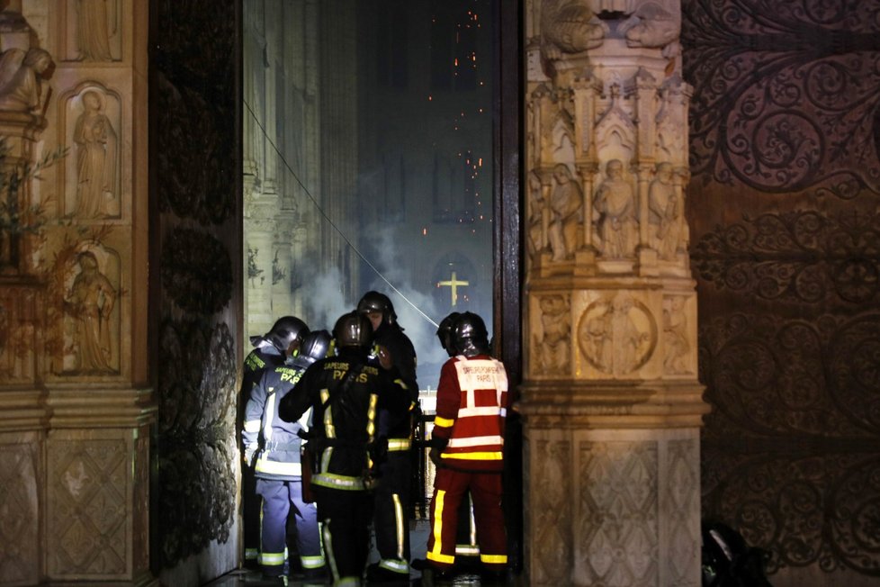 Z hořící katedrály Notre-Dame se hasičům podařilo zachránit trnovou korunu i roucho svatého Ludvíka