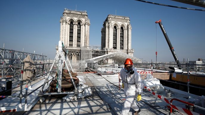 Probíhající rekonstrukce poničené katedrály Notre-Dame v roce 2021