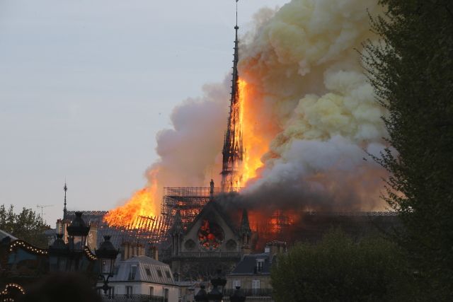 Katedrála Notre-Dame hoří, přišla už o střechu i věž