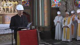 První mše v katedrále Notre-Dame po požáru se neobešla bez helem (15.6.2019)