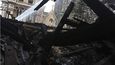 Vnitřek katedrály Notre-Dame po ničivém požáru.