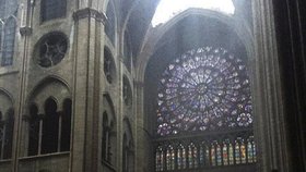 Vnitřek katedrály Notre-Dame po ničivém požáru (16.4.2019)