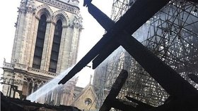 Vnitřek katedrály Notre-Dame po ničivém požáru (16.4.2019)