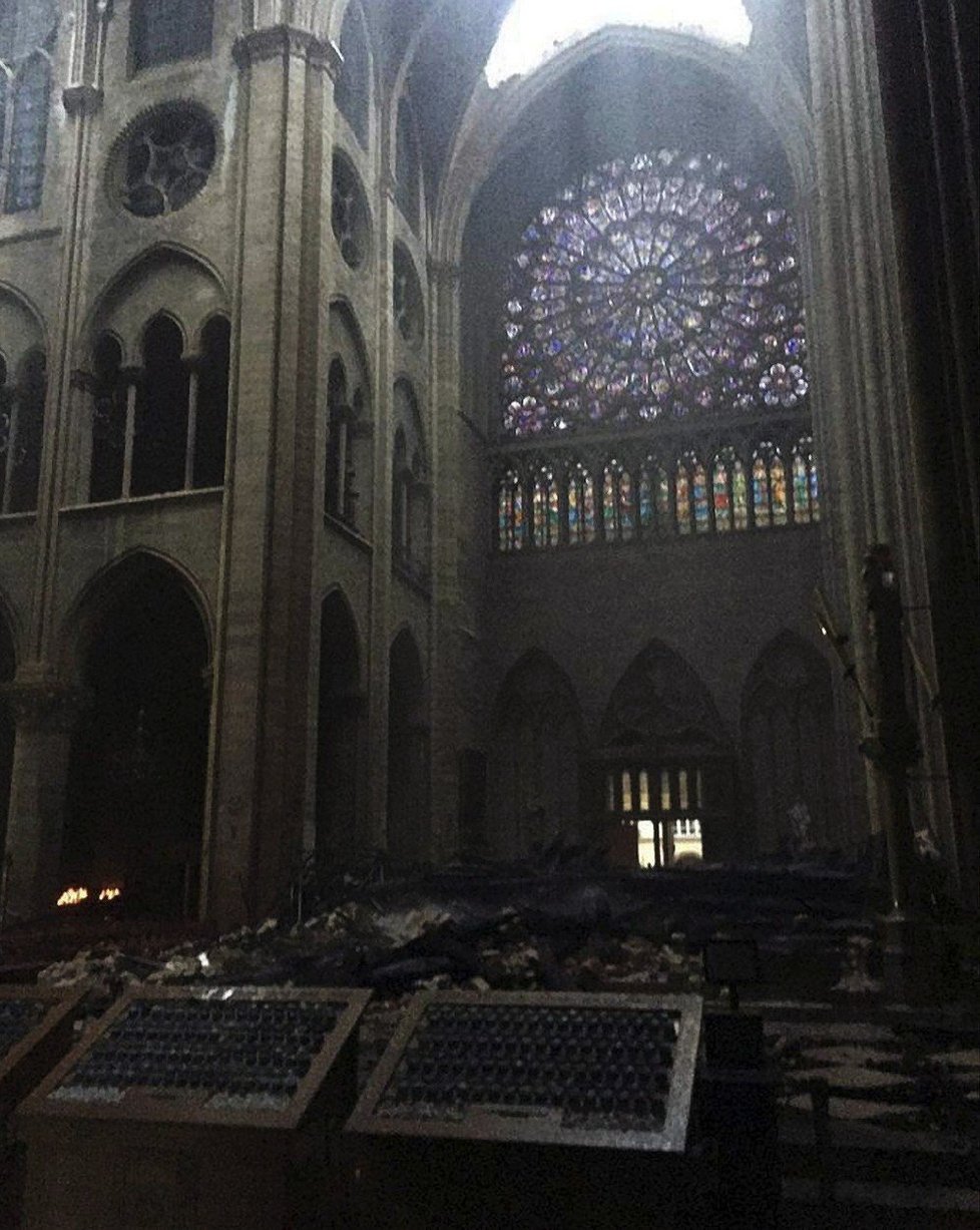 Vnitřek katedrály Notre-Dame po ničivém požáru (16. 4. 2019)