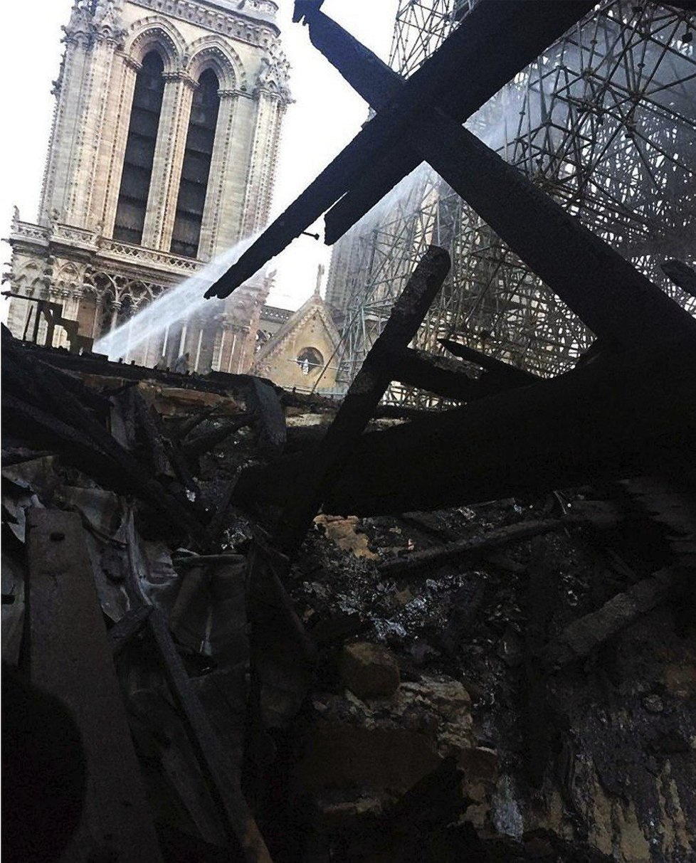 Vnitřek katedrály Notre-Dame po ničivém požáru (16. 4. 2019)