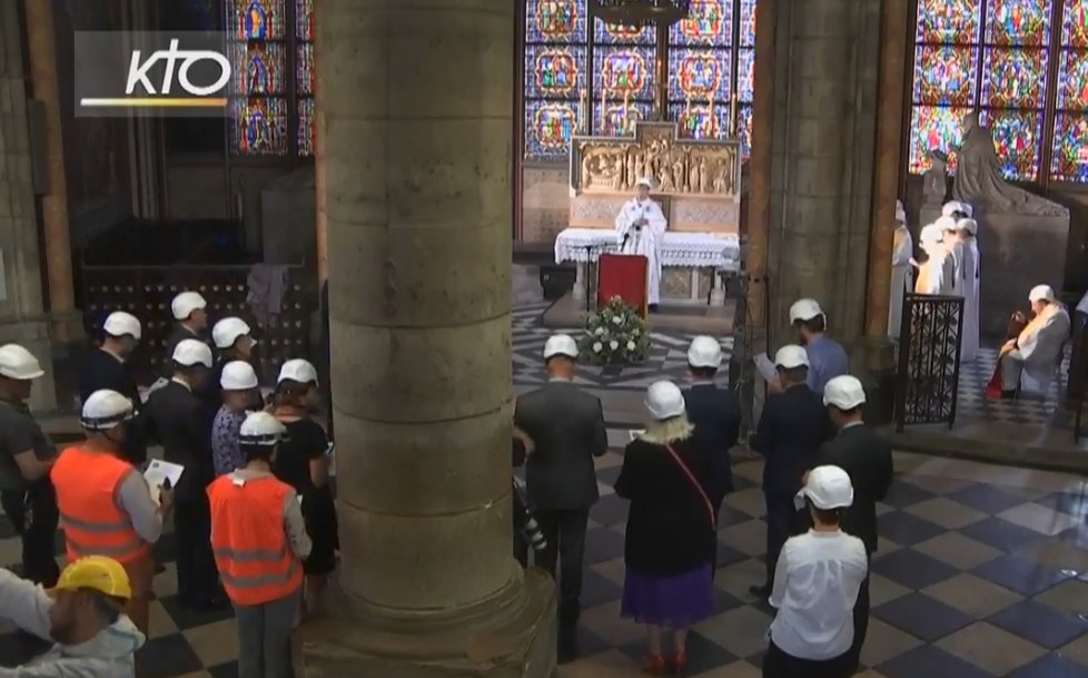 První mše v katedrále Notre-Dame po požáru se neobešla bez helem (15.6.2019)