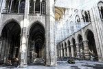 Katedrála Notre-Dame tři měsíce po požáru: Stále probíhá odklízení ohořelého dřeva a hrozí pád střechy