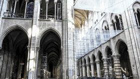 Katedrála Notre-Dame tři měsíce po požáru: Stále probíhá odklízení ohořelého dřeva a hrozí pád střechy