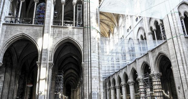 Ohořelá Notre-Dame sotva stojí. Nové snímky ukazují rozsah zkázy katedrály