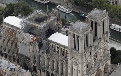 Katedrála Notre-Dame tři měsíce po požáru: Stále probíhá odklízení ohořelého dřeva a hrozí pád střechy