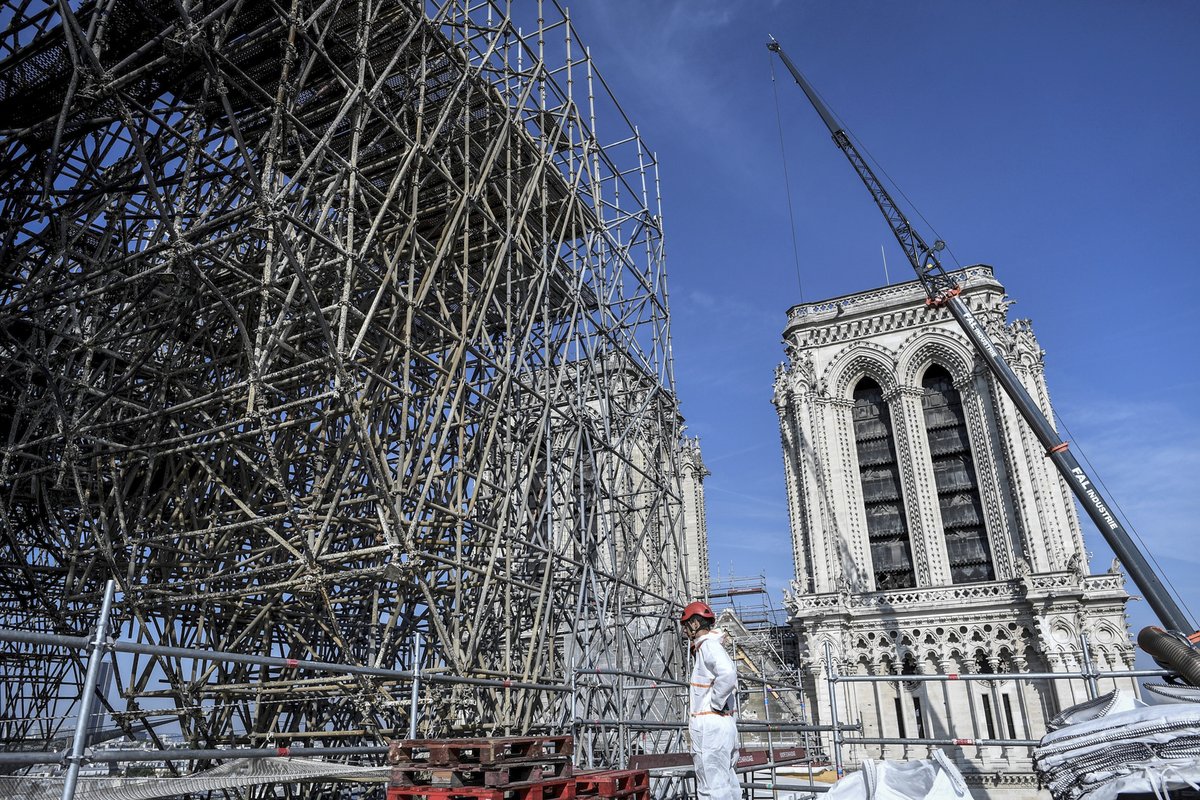 Katedrála Notre-Dame tři měsíce po požáru: Stále probíhá odklízení ohořelého dřeva a hrozí pád střechy