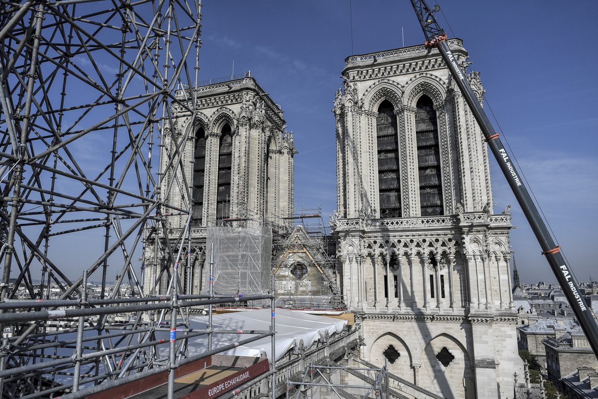 Katedrála Notre-Dame tři měsíce po požáru: Stále probíhá odklízení ohořelého dřeva a hrozí pád střechy