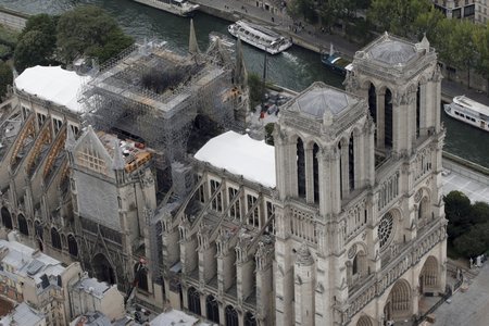 Katedrála Notre-Dame tři měsíce po požáru.