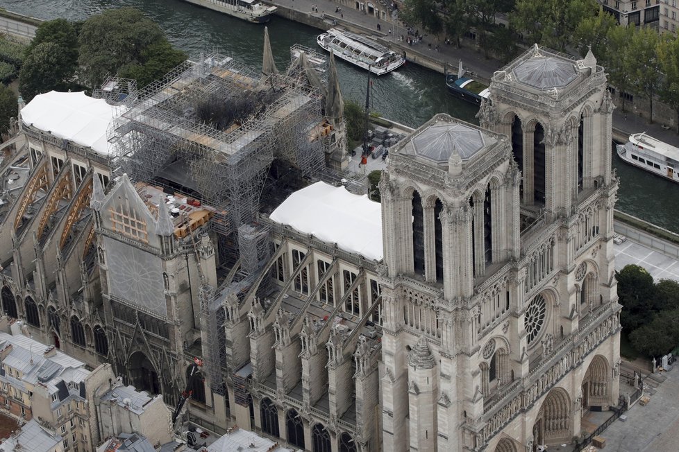 Stav katedrály Notre-Dame tři měsíce po požáru