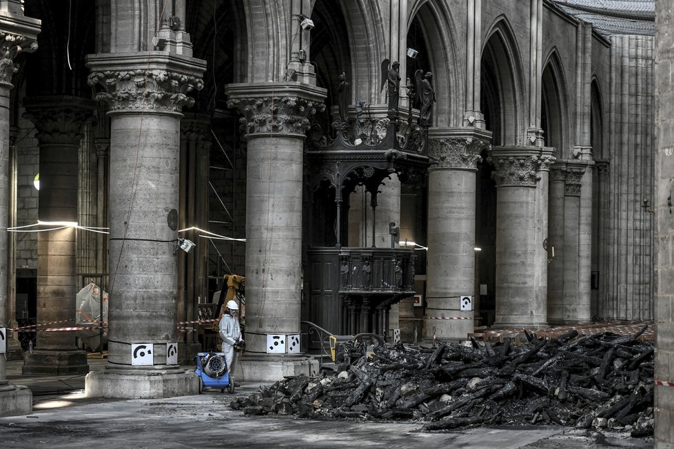 Katedrála Notre-Dame tři měsíce po požáru: Stále probíhá odklízení ohořelého dřeva a hrozí pád střechy.