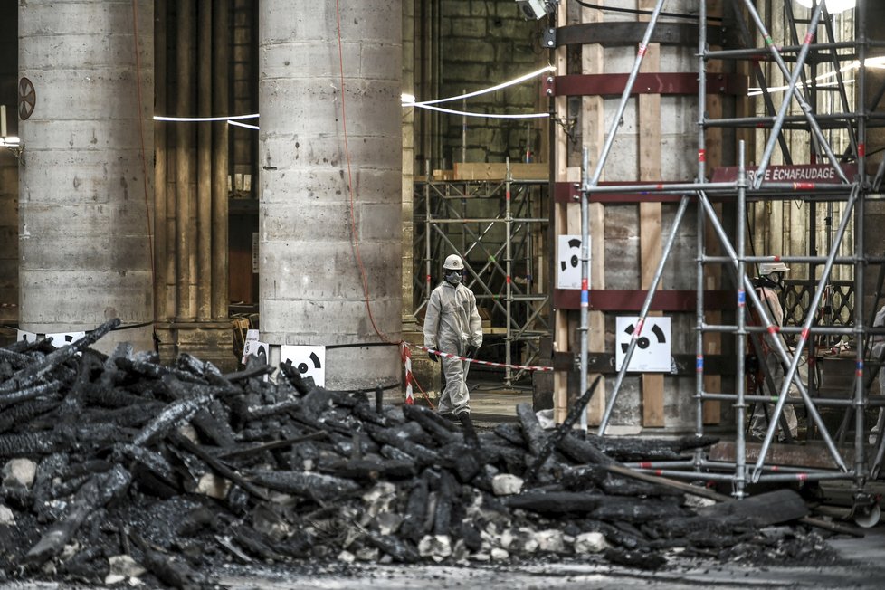 Katedrála Notre-Dame tři měsíce po požáru: Stále probíhá odklízení ohořelého dřeva a hrozí pád střechy.