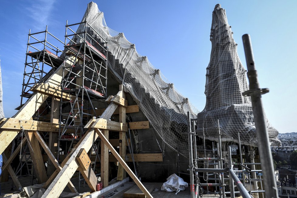 Stav katedrály Notre-Dame tři měsíce po požáru