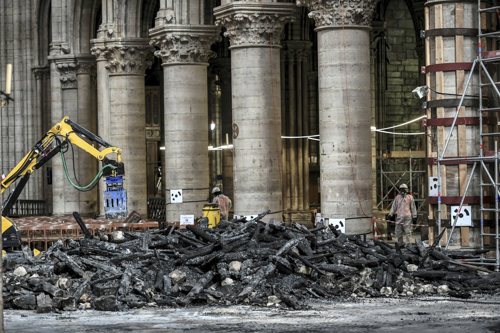 Katedrála Notre-Dame tři měsíce po požáru: Stále probíhá odklízení ohořelého dřeva a hrozí pád střechy