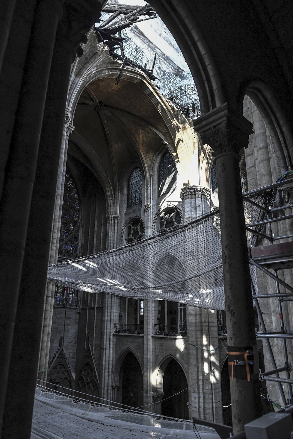 Katedrála Notre-Dame tři měsíce po požáru: Stále probíhá odklízení ohořelého dřeva a hrozí pád střechy.