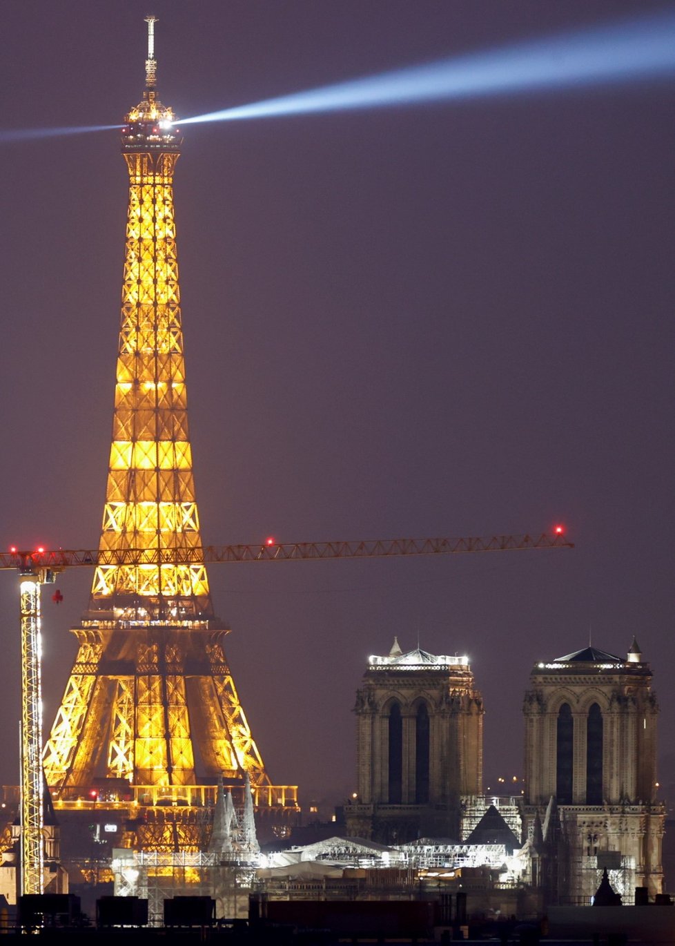 Eiffelova věž a Notre Dame.