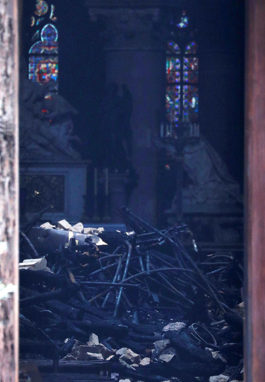 Ohořelé trosky uvnitř katedrály