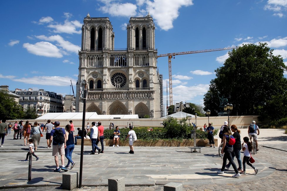 Veřejnosti se po více než roce otevřelo prostranství před Notre-Dame