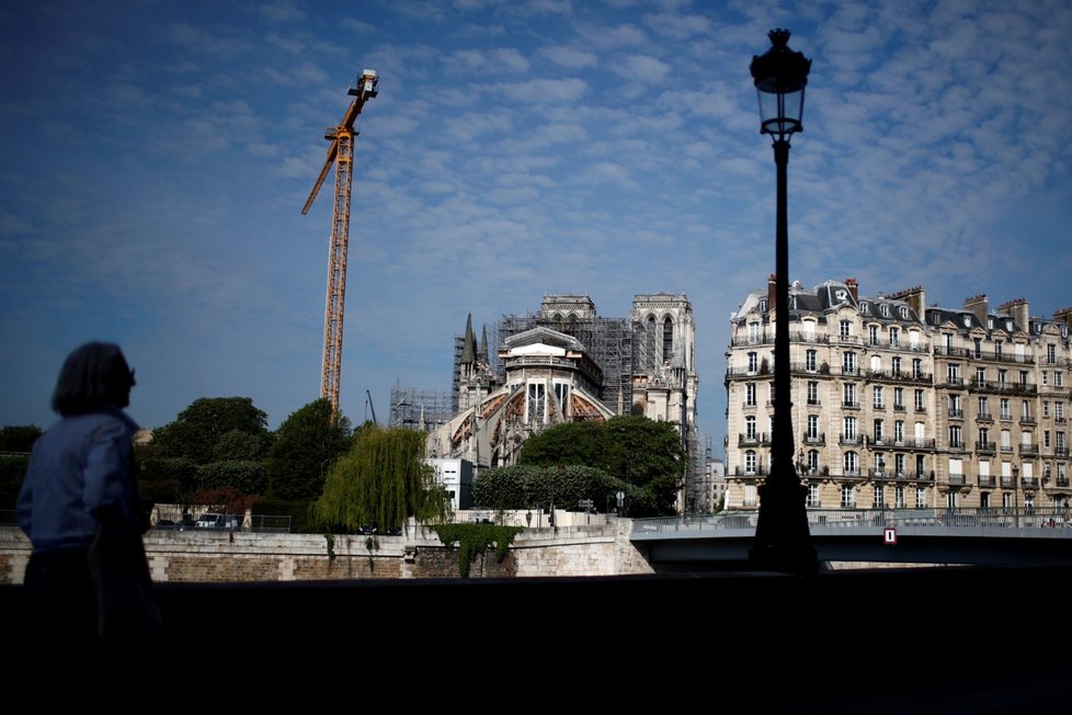 Veřejnosti se po více než roce otevřelo prostranství před Notre-Dame.