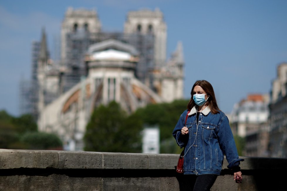 Veřejnosti se po více než roce otevřelo prostranství před Notre-Dame