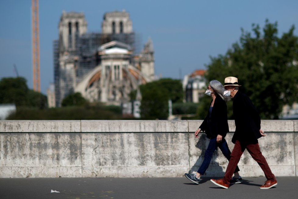 Veřejnosti se po více než roce otevřelo prostranství před Notre-Dame