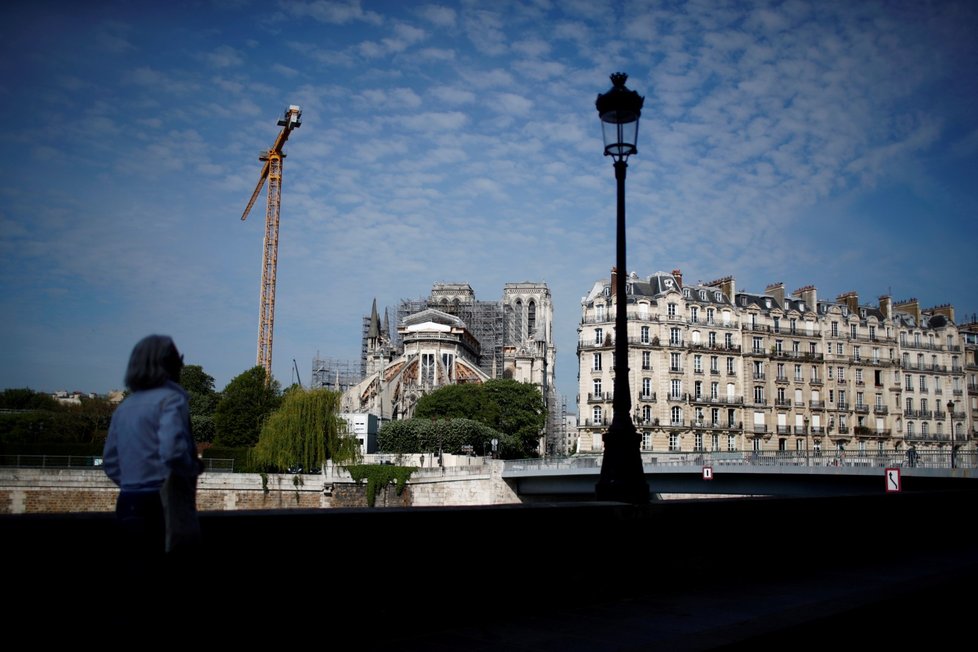 Veřejnosti se po více než roce otevřelo prostranství před Notre-Dame.