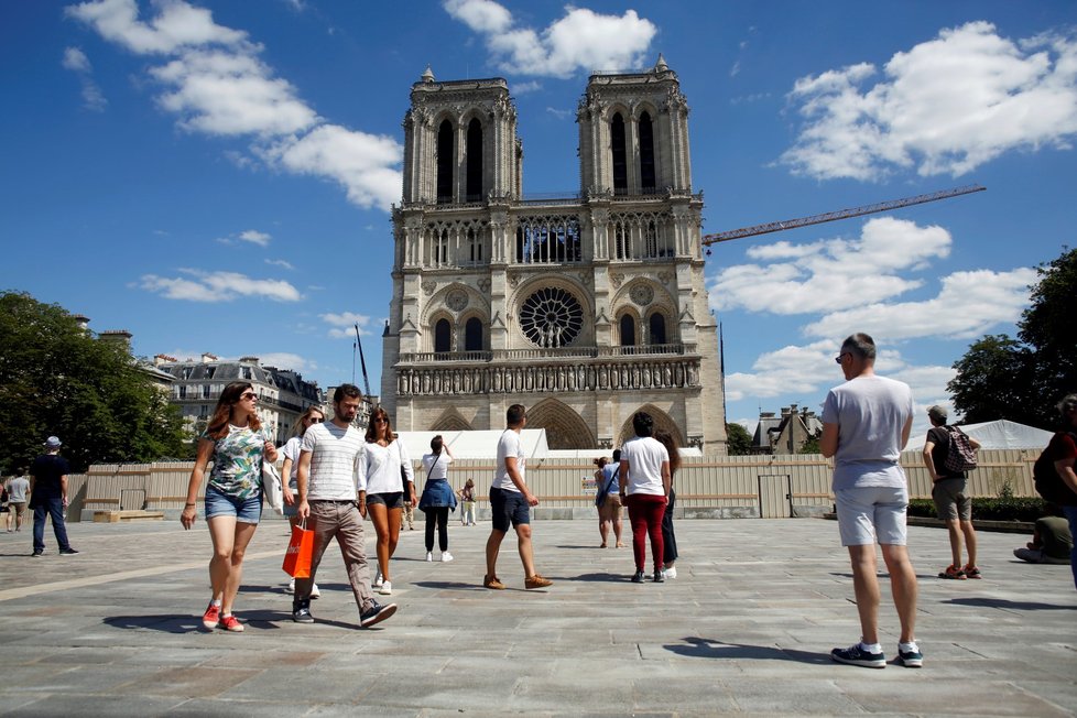 Veřejnosti se po více než roce otevřelo prostranství před Notre-Dame