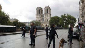 Okolí katedrály Notre-Dame je kvůli teroristickým útokům z minulých let hlídané policií.