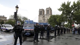 Policie před pařížskou katedrálou Notre-Dame vystřelila na muže s kladivem.