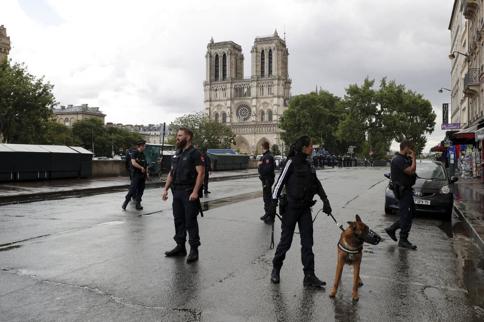 Policie před pařížskou katedrálou Notre-Dame vystřelila na muže s kladivem.