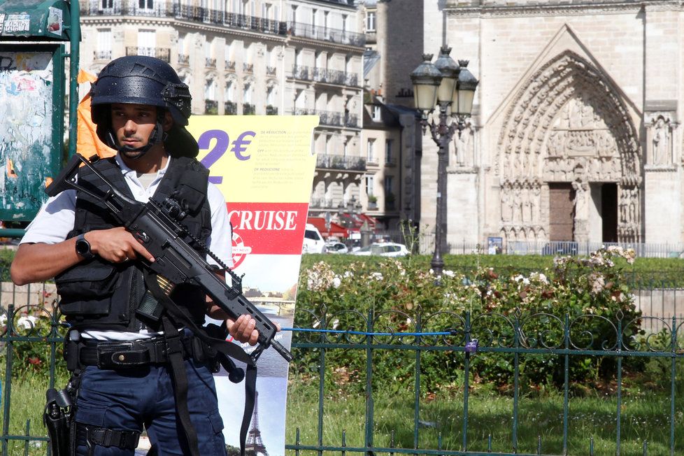 Alžířan zaútočil před katedrálou Notre-Dame na hlídkující policisty.