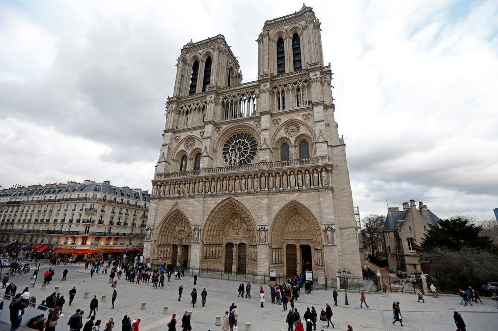 Alžířan zaútočil před katedrálou Notre-Dame na hlídkující policisty.