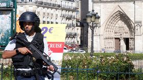 Alžířan zaútočil před katedrálou Notre-Dame na hlídkující policisty.