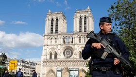 Alžířan zaútočil před katedrálou Notre-Dame na hlídkující policisty (2017)