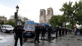 Alžířan zaútočil před katedrálou Notre-Dame na hlídkující policisty.