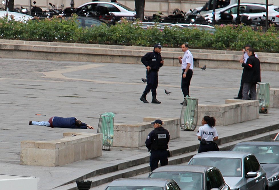 Alžířan zaútočil před katedrálou Notre-Dame na hlídkující policisty.