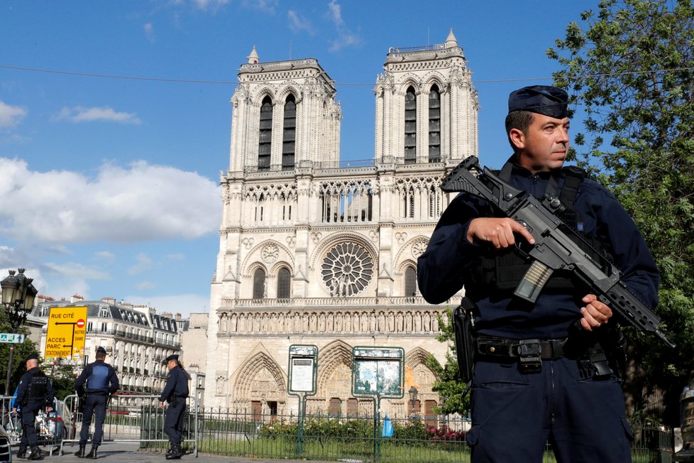 Alžířan zaútočil před katedrálou Notre-Dame na hlídkující policisty.