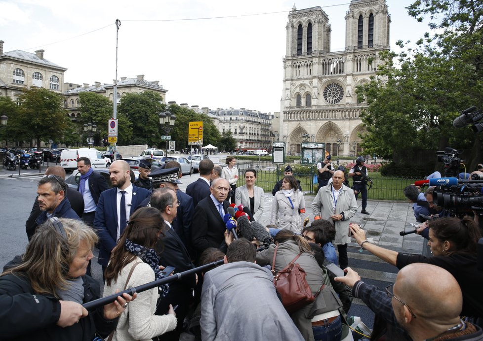 Alžířan zaútočil před katedrálou Notre-Dame na hlídkující policisty.