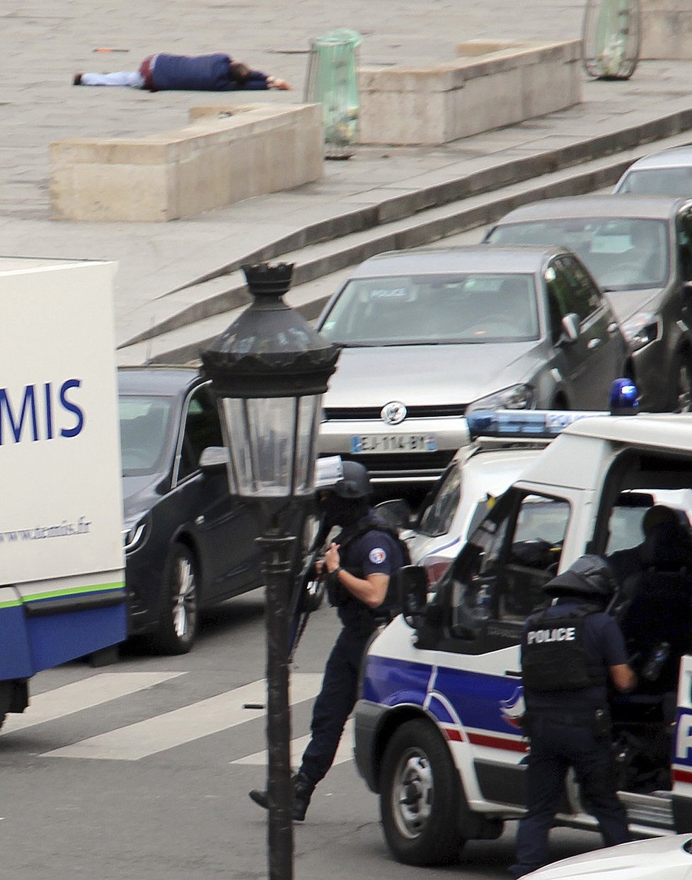 Alžířan zaútočil před katedrálou Notre-Dame na hlídkující policisty.