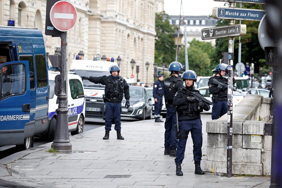 Alžířan zaútočil před katedrálou Notre-Dame na hlídkující policisty (2017)