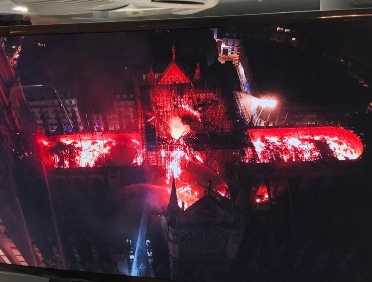Takhle požár Notre-Damu zachytil policejní dron.